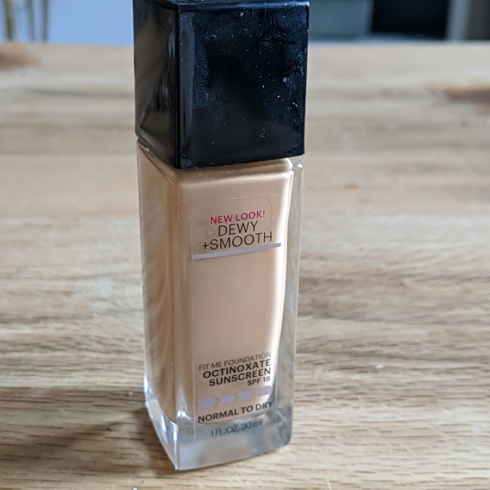 Maybelline Fit Me Dewy+Smooth Foundation - 230